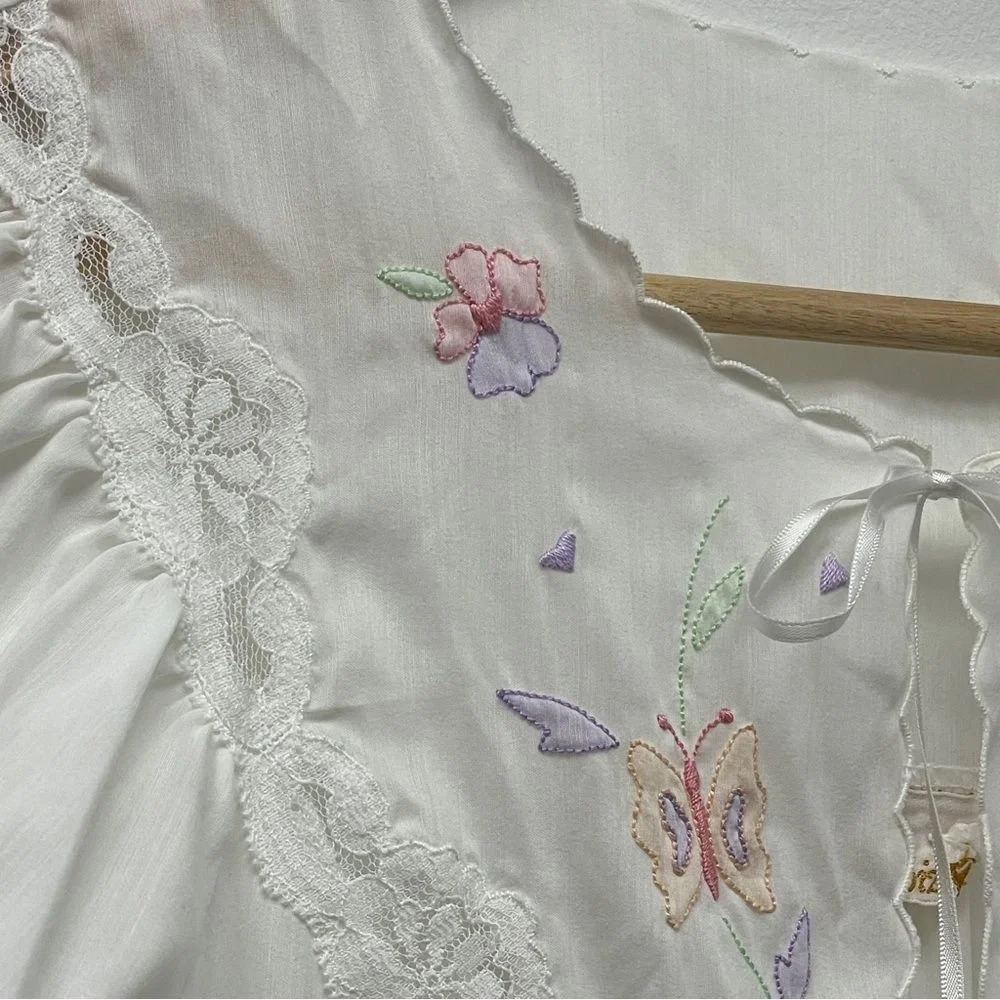 Vintage Barbizon Short-sleeved Nightgown size medium. White floral Lace nightie